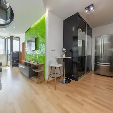 Modern Vienna Gate With Balcony & Free Parking