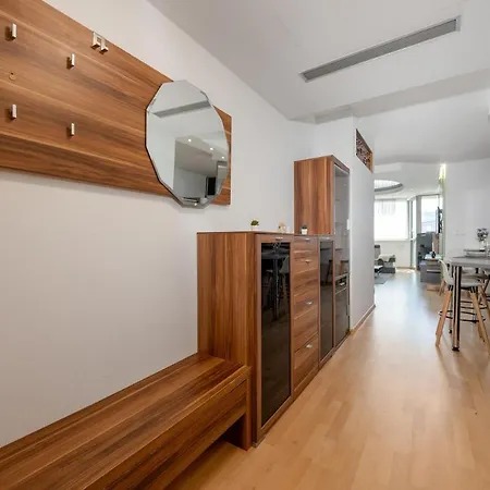 Modern Vienna Gate With Balcony & Free Parking Апартаменти