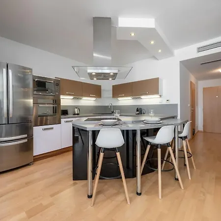 Апартаменти Modern Vienna Gate With Balcony & Free Parking Братислава