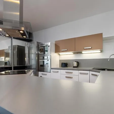 Modern Vienna Gate With Balcony & Free Parking Apartman *